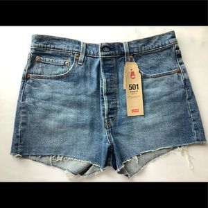 Levi’s cutoffs medium blue wash size 32